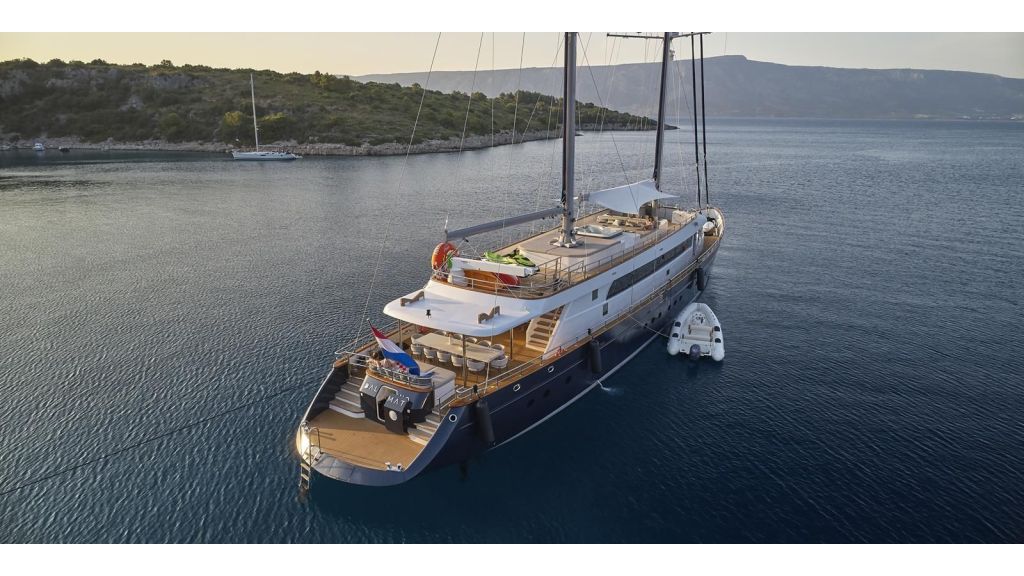 Luxury Sailing Yacht Dalmatino (01)