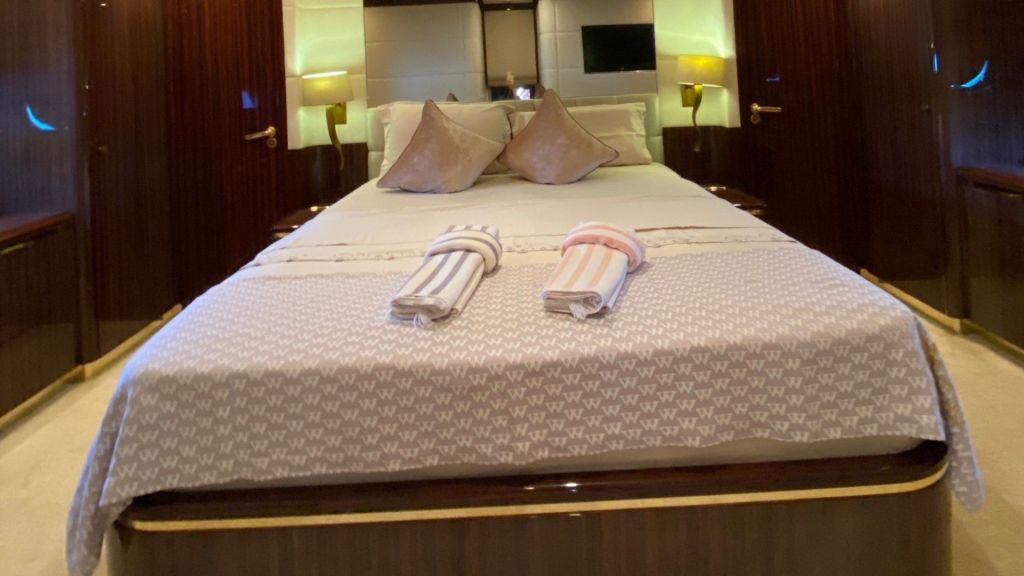 White Pearl Leopard 105 (004)