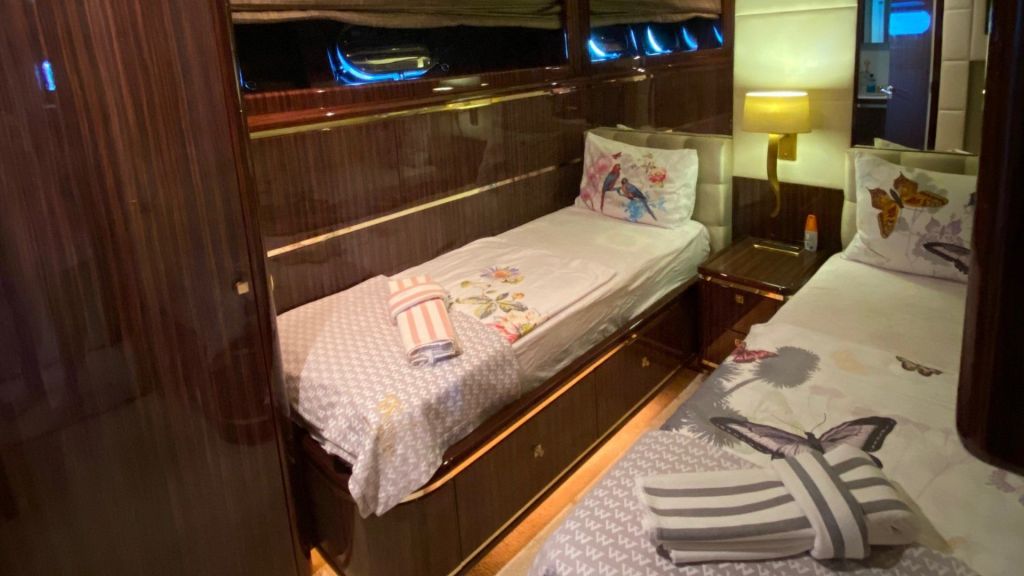 White Pearl Leopard 105 (007)