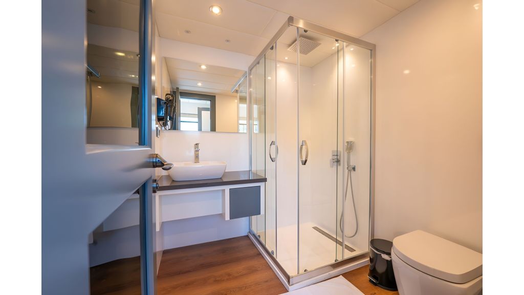 Motoryacht Alessandro, Motoryacht Alessandro, Minibar and Air Conditioning: Every cabin is equipped with a minibar stocked with your favorite drinks, as well as air conditioning for a cool, comfortable environment throughout your journey