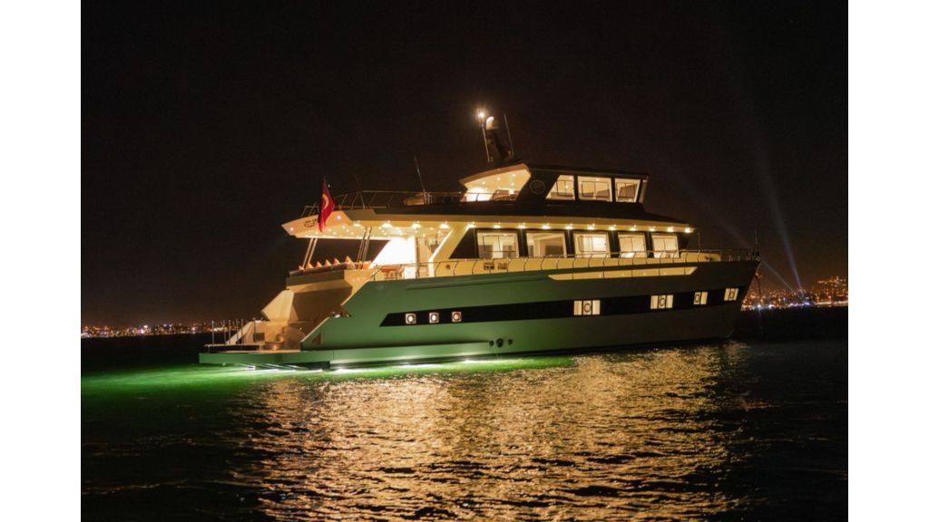 Motoryacht Alessandro, Motoryacht Alessandro, Flybridge with Table and Sunbeds: The spacious flybridge features a table for outdoor dining and sunbeds, perfect for lounging while you enjoy the panoramic views