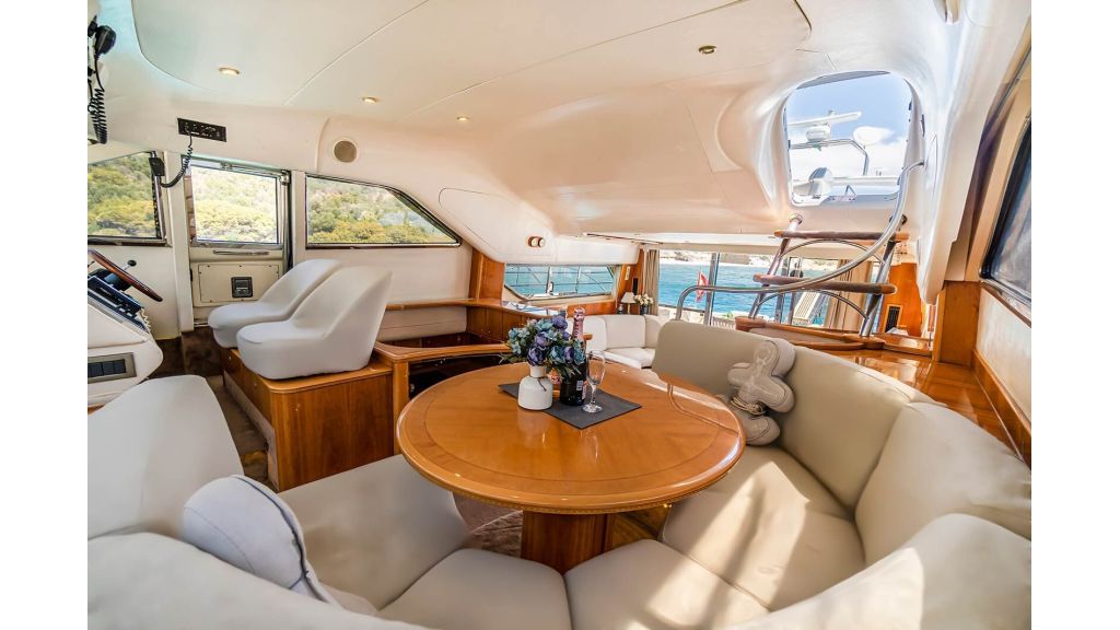 queen of angel motor yacht (518)