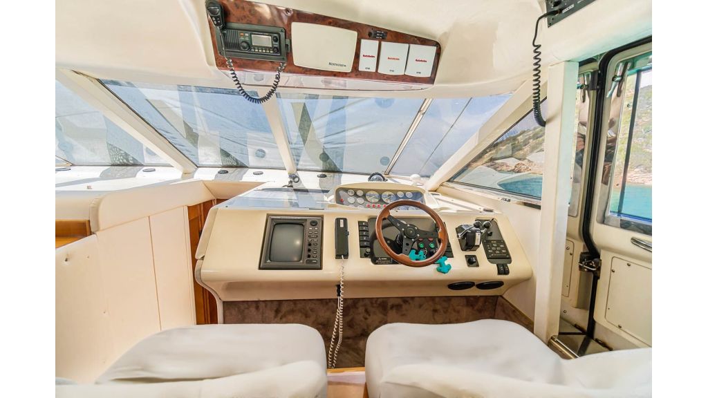 queen of angel motor yacht (520)