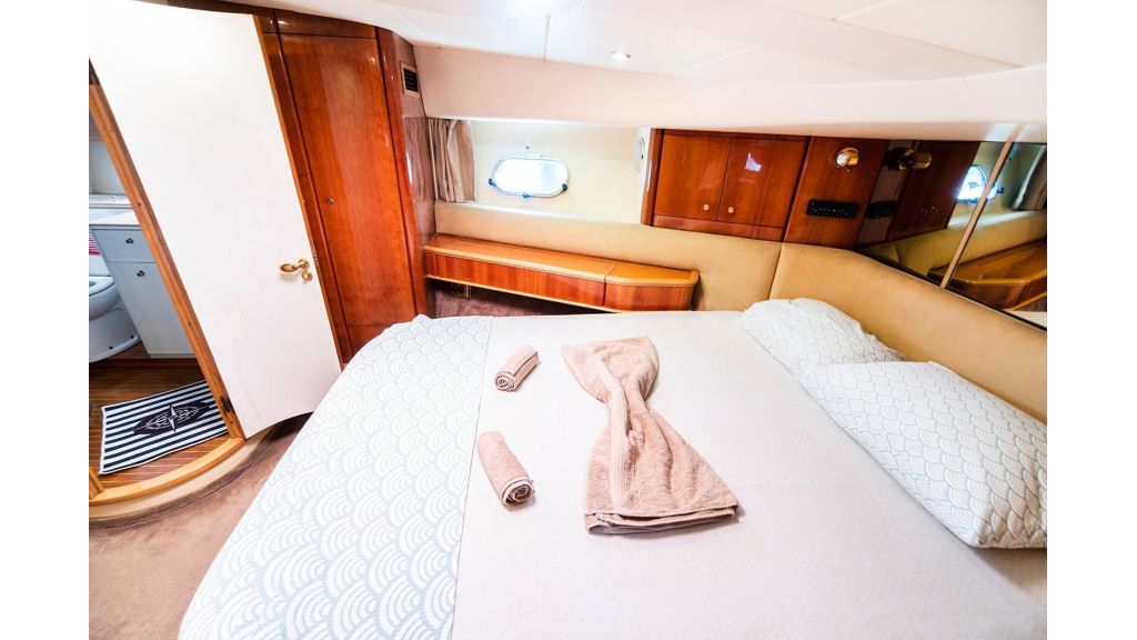 queen of angel motor yacht (523)