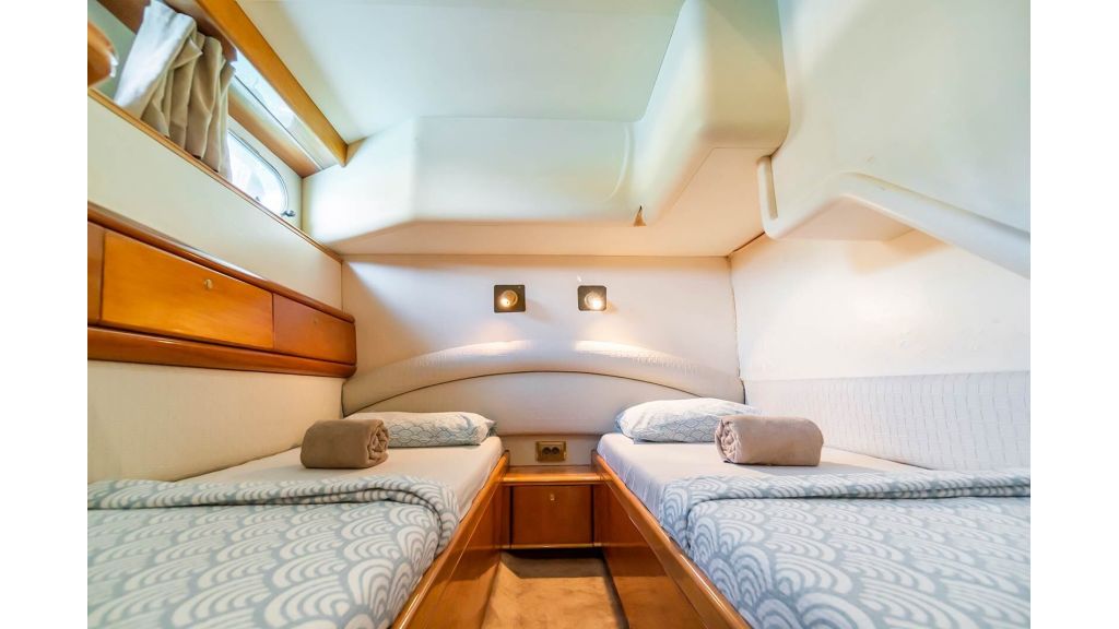 queen of angel motor yacht (525)