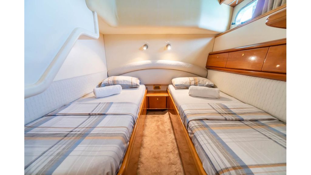 queen of angel motor yacht (526)