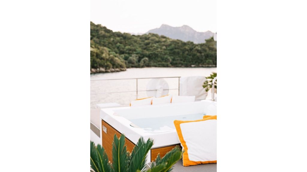 Charisma Motor Yacht (519)