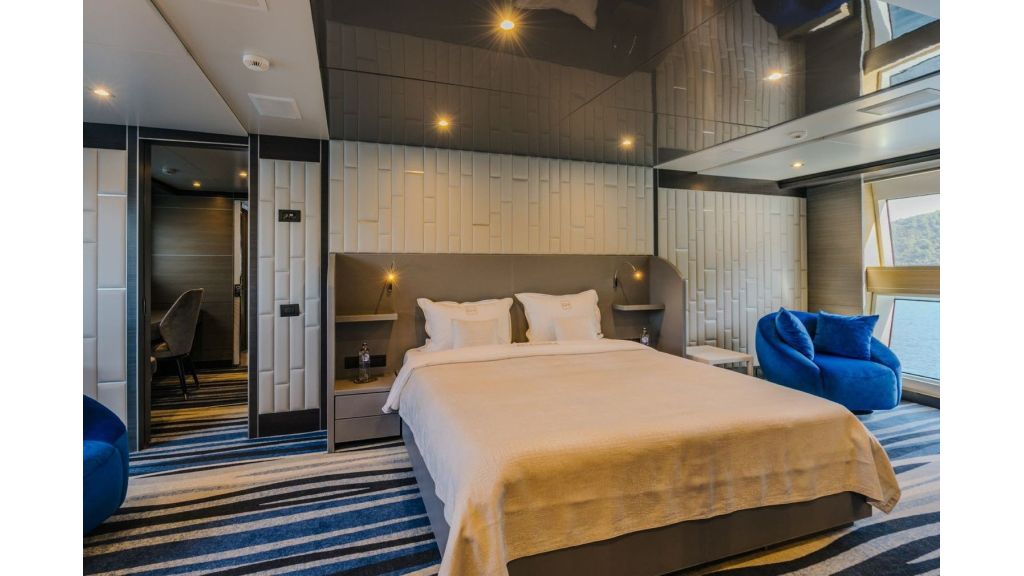 Charisma Motor Yacht (529)