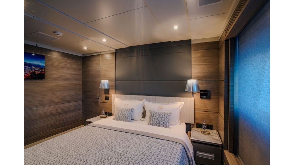 Charisma Motor Yacht (535)