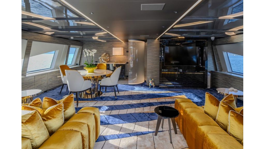 Charisma Motor Yacht (542) master