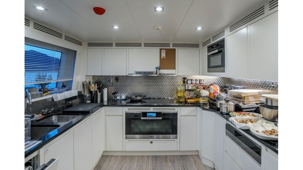 Charisma Motor Yacht (545)