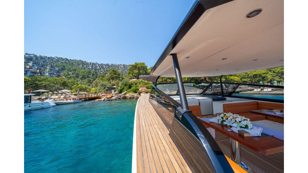 Phantom Motor Yacht (810)