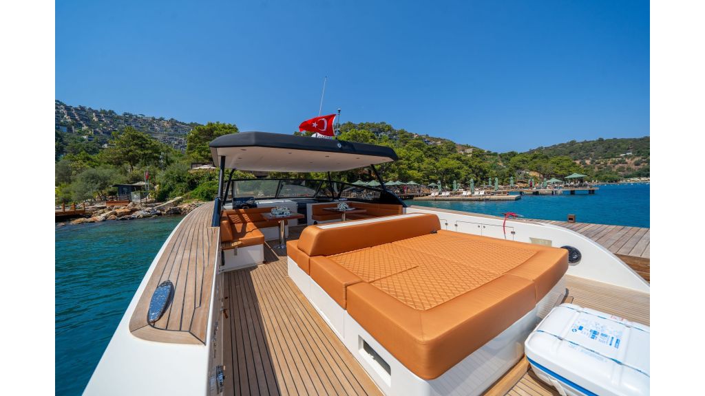 Phantom Motor Yacht (817)