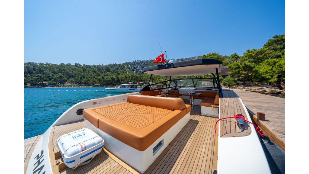 Phantom Motor Yacht (818)