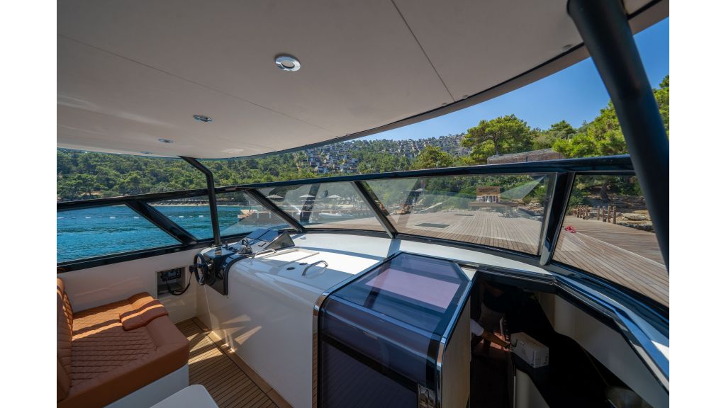 Phantom Motor Yacht (820)