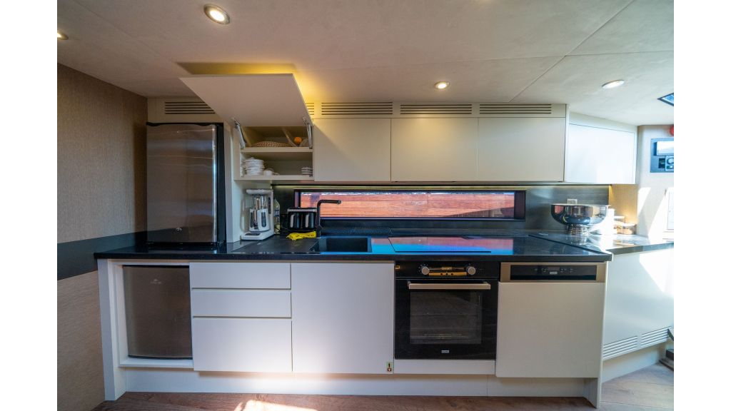 Phantom Motor Yacht (855)