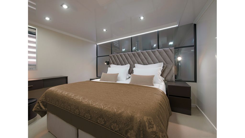 Motor Yacht Premier (014)