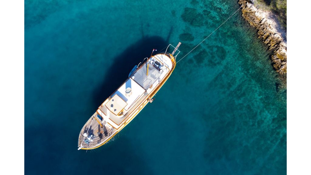 Classic Motor Yacht Gallant (001)