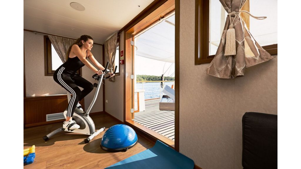 Classic Motor Yacht Gallant (009)