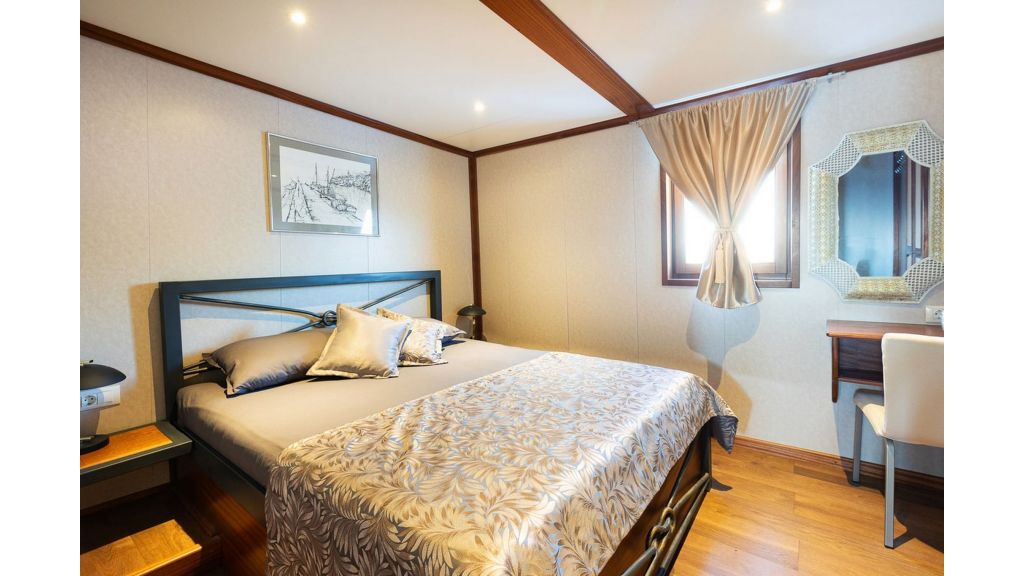 Classic Motor Yacht Gallant (010)