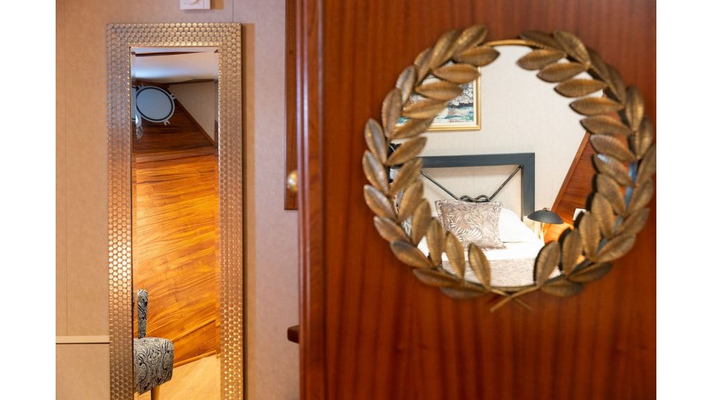 Classic Motor Yacht Gallant (027)