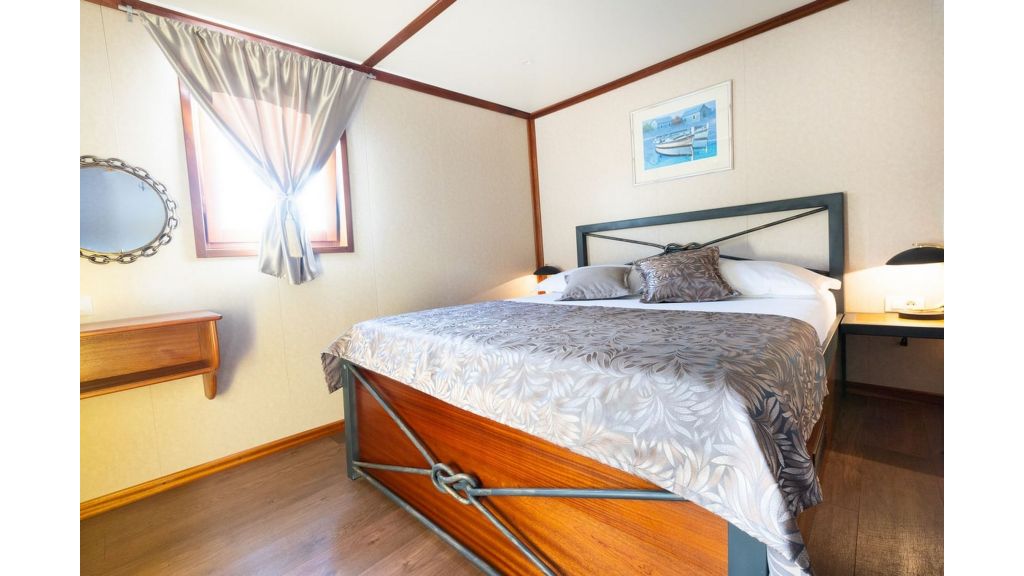 Classic Motor Yacht Gallant (030)