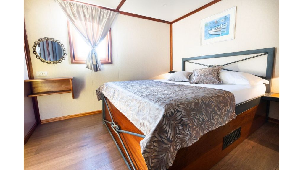 Classic Motor Yacht Gallant (031)