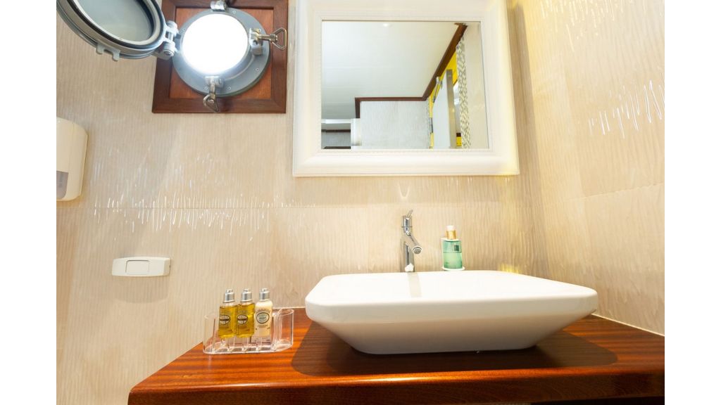 Classic Motor Yacht Gallant (032)