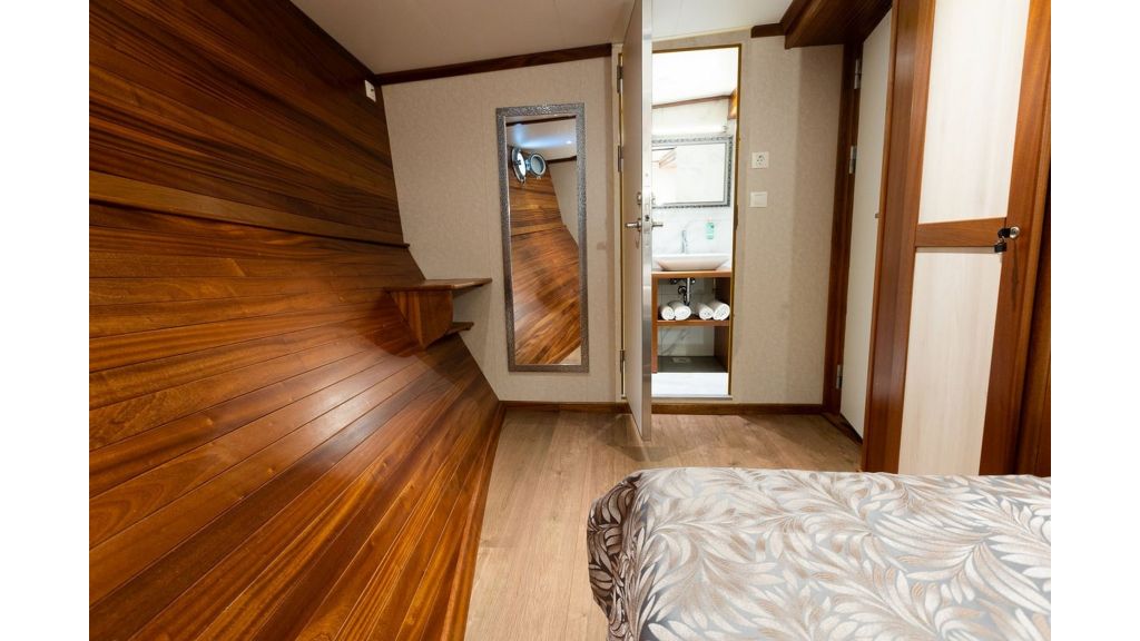 Classic Motor Yacht Gallant (034)