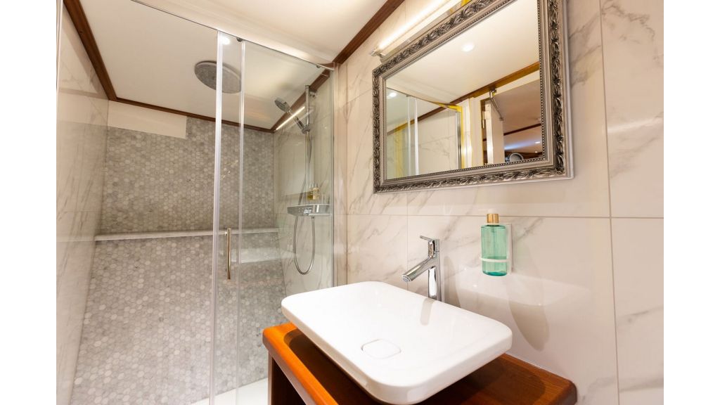 Classic Motor Yacht Gallant (035)