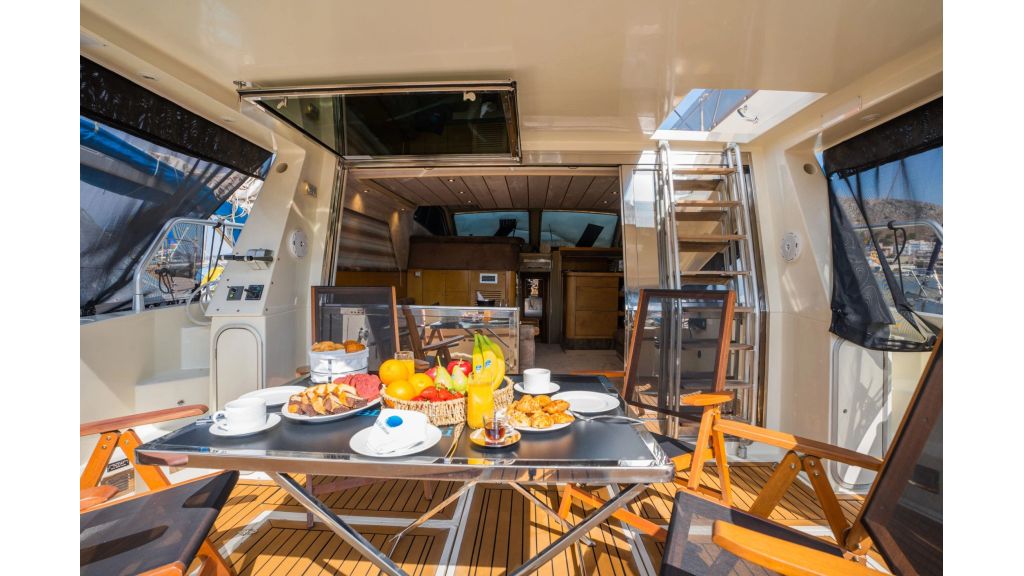 Blue Dream Motor Yacht (004) master