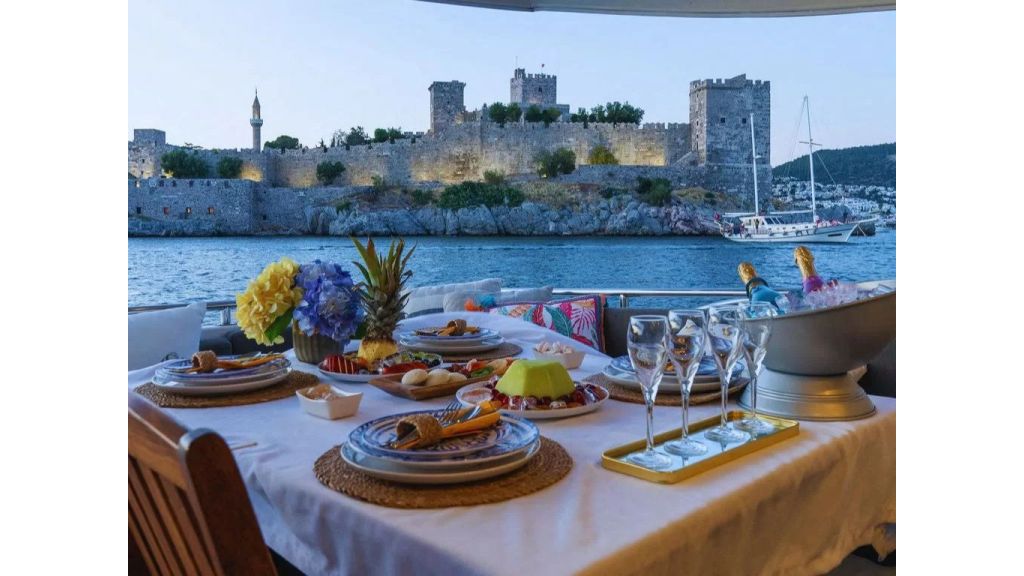 Exclusive Motor Yacht Moonlight (001)