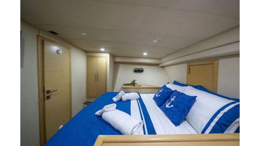 Exclusive Motor Yacht Moonlight (003)