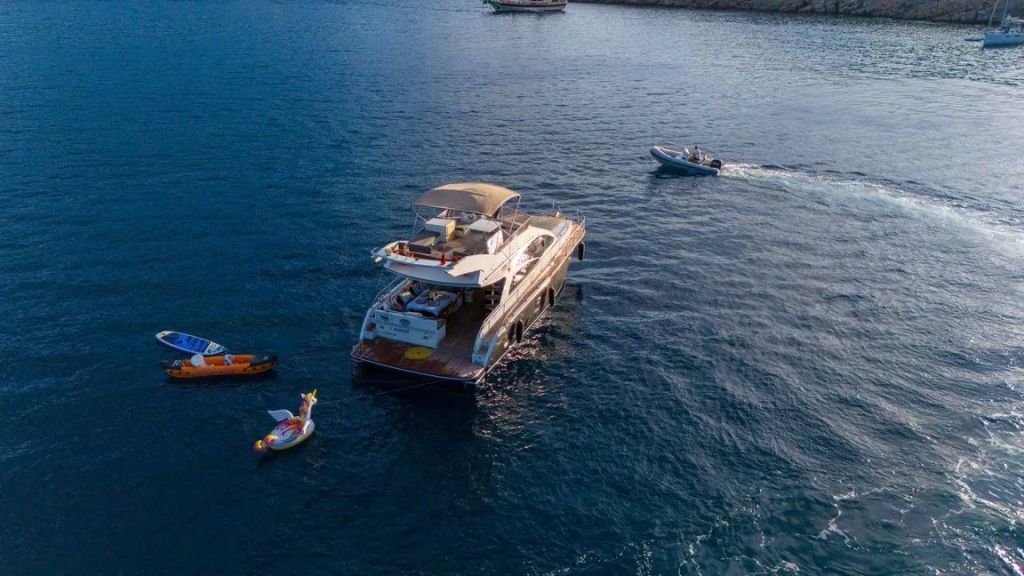 Exclusive Motor Yacht Moonlight (017) master