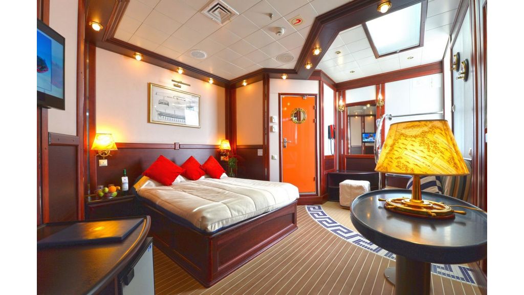 Running On Waves Yacht for Sale (009)