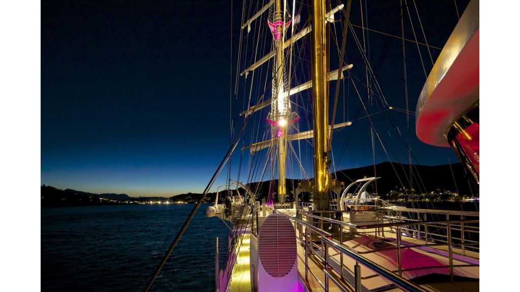 Running On Waves Yacht for Sale (020)