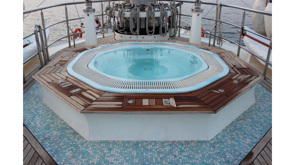 Running On Waves Yacht for Sale (027)