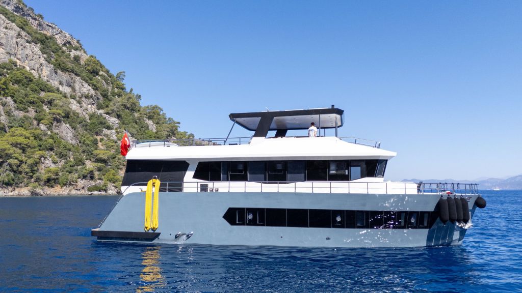 Aksa-s Motor Yacht (003)