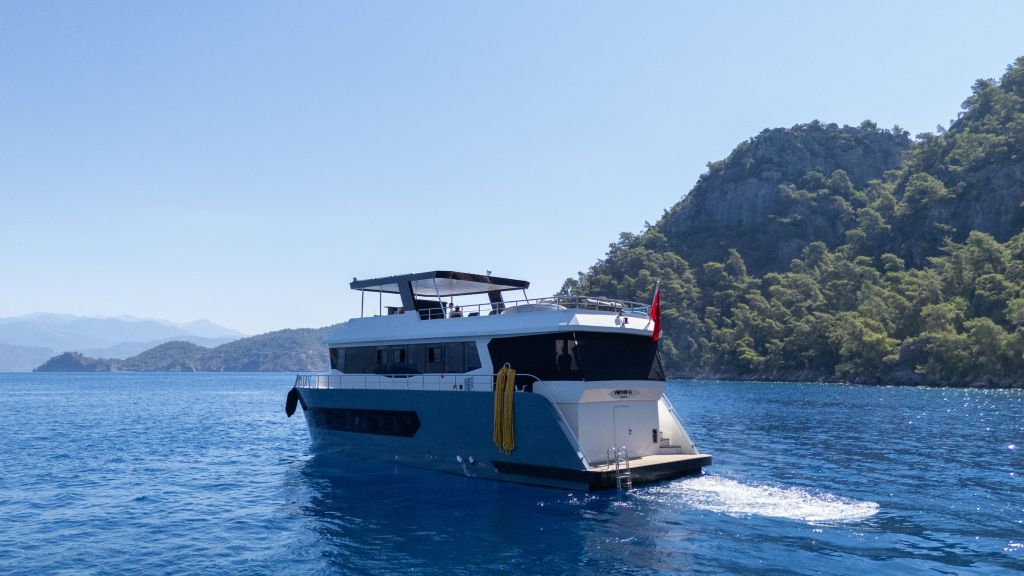 Aksa-s Motor Yacht (004)