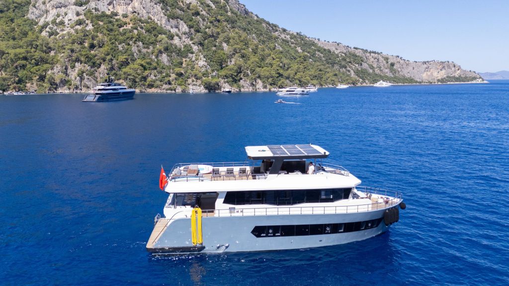 Aksa-s Motor Yacht (005)
