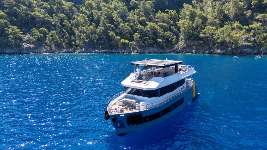 Aksa-s Motor Yacht (007)