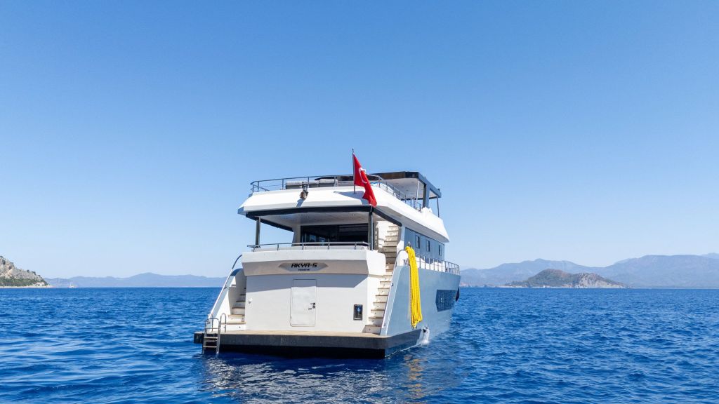 Aksa-s Motor Yacht (010)