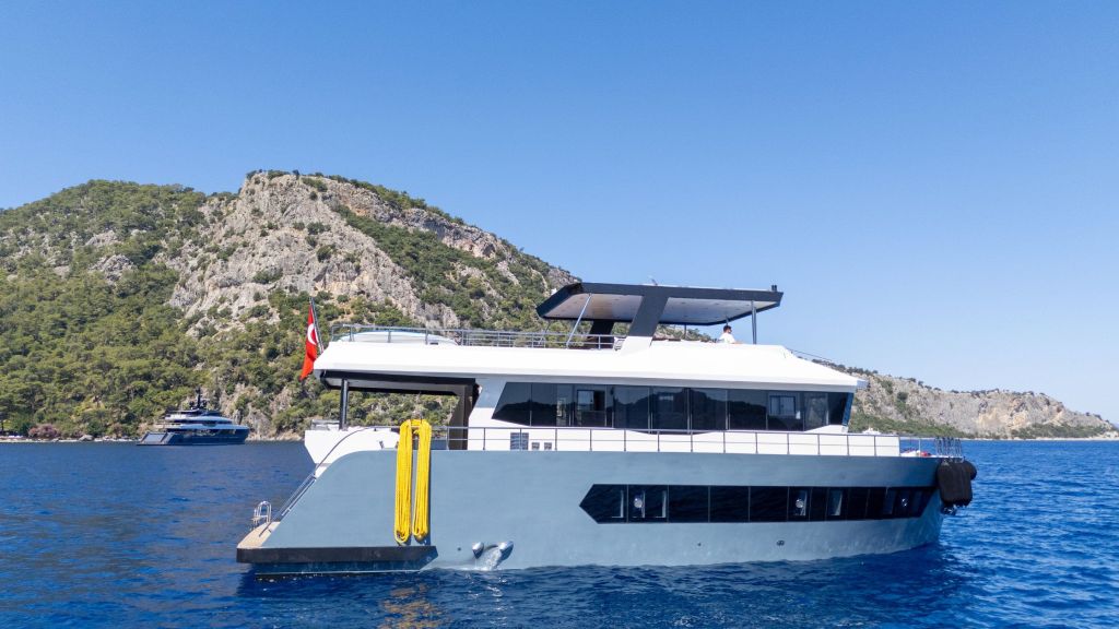Aksa-s Motor Yacht (011)