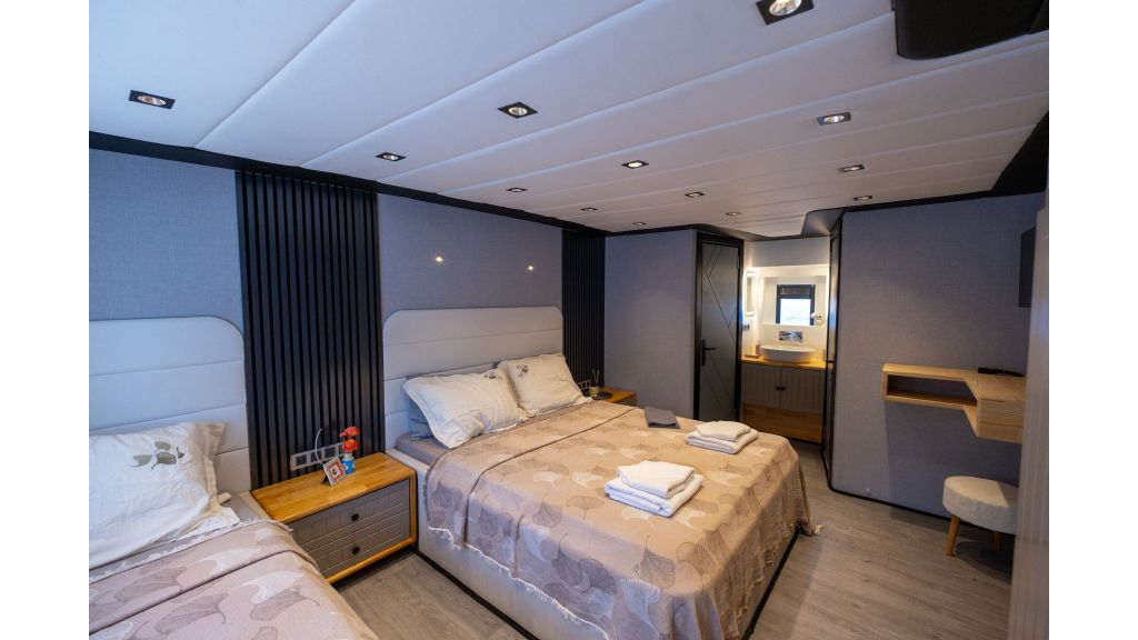 Aksa-s Motor Yacht (024)