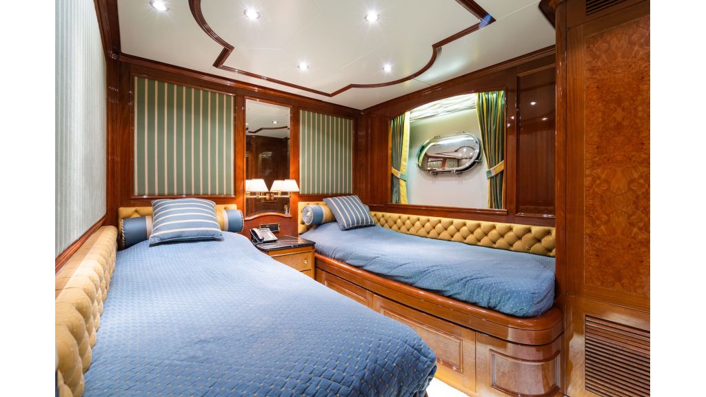 Amadea MotorYacht (003)