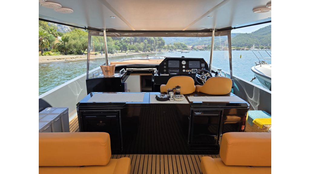 Bumblebee MotorYacht (009)