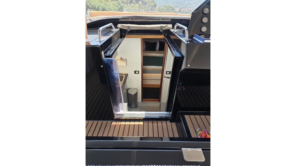 Bumblebee MotorYacht (010)