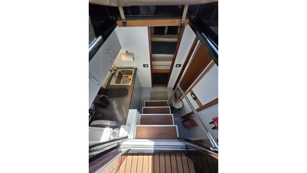 Bumblebee MotorYacht (011)