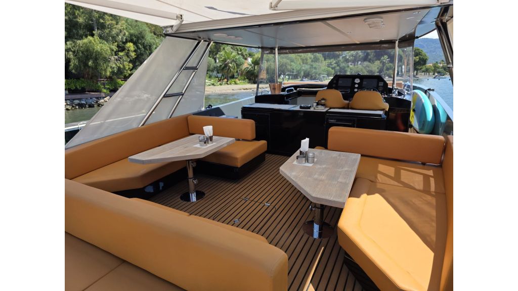 Bumblebee MotorYacht (012)