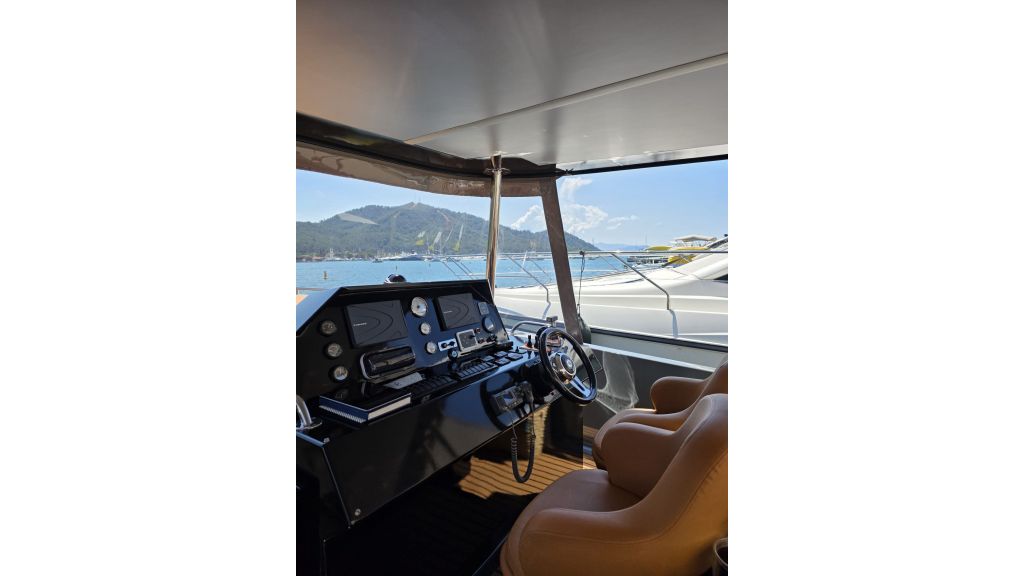 Bumblebee MotorYacht (014)